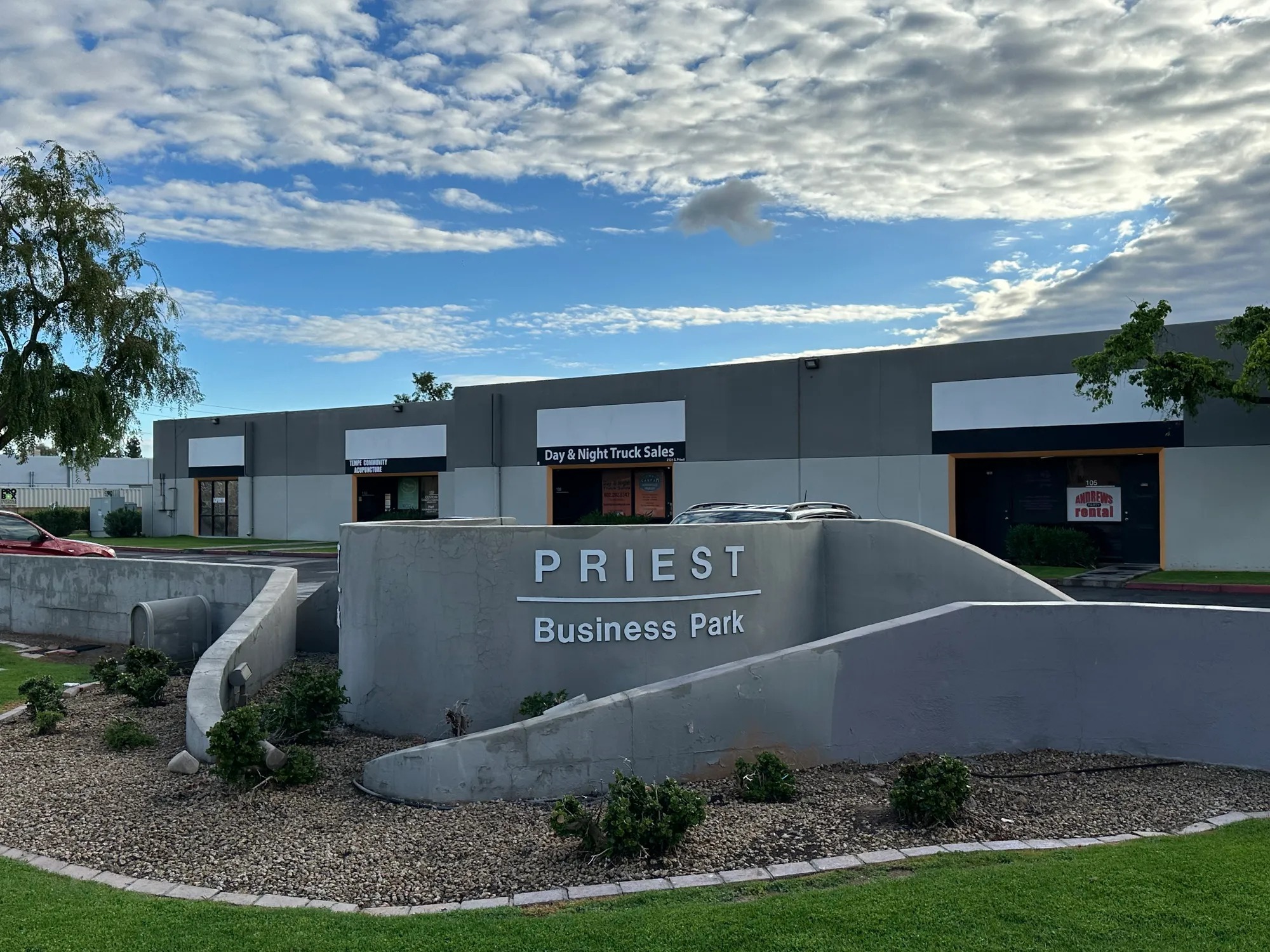 2121 S Priest Dr, Tempe, AZ à louer Photo de l’immeuble– Image 1 sur 10