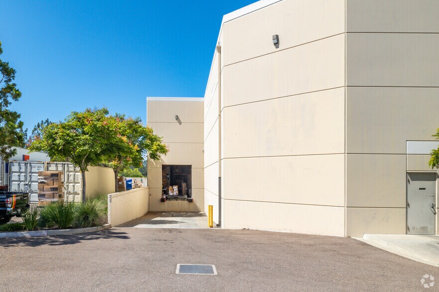 3197 Lionshead Ave, Carlsbad, CA à louer - Photo de l’immeuble – Image 2 sur 4