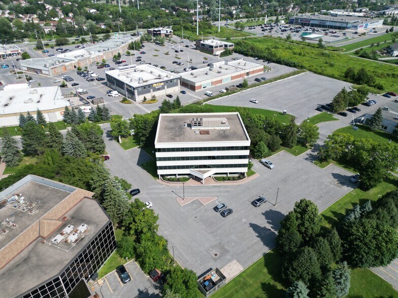 135 Michael Cowpland Dr, Ottawa, ON à louer - Photo de l’immeuble – Image 2 sur 17