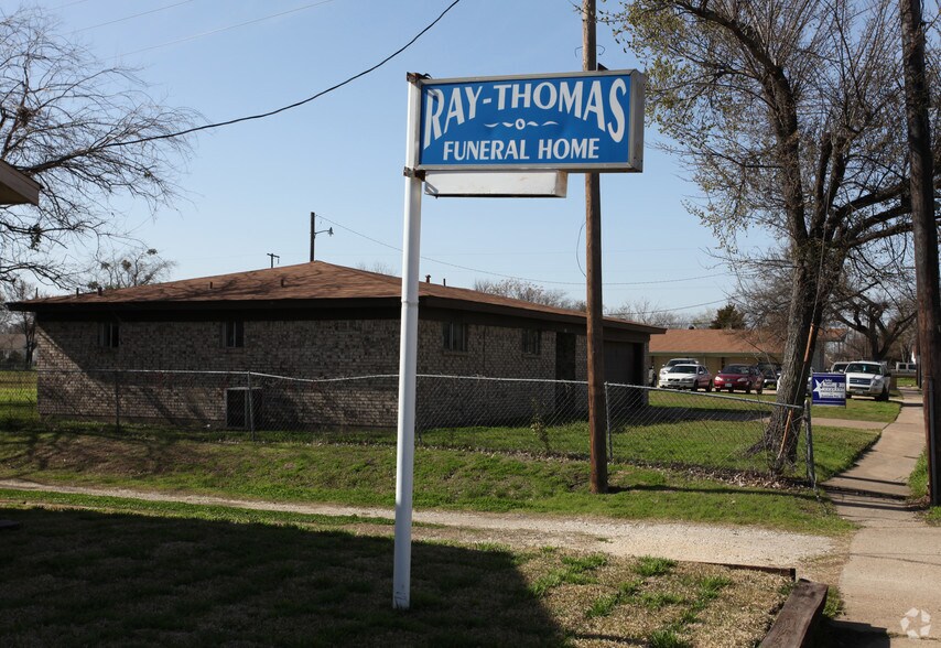 811 W Brown St, Ennis, TX à louer - Photo de l’immeuble – Image 3 sur 4