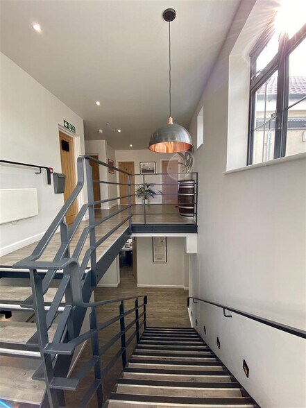 53-63 Redbridge Ln E, Ilford à louer - Photo de l’immeuble – Image 3 sur 19