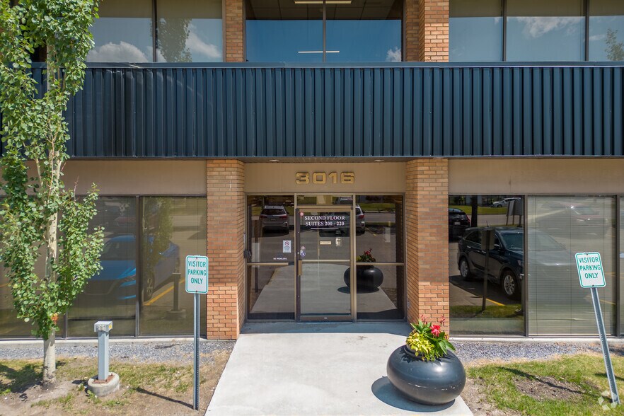3016 19th St NE, Calgary, AB à louer - Photo de l’immeuble – Image 2 sur 6