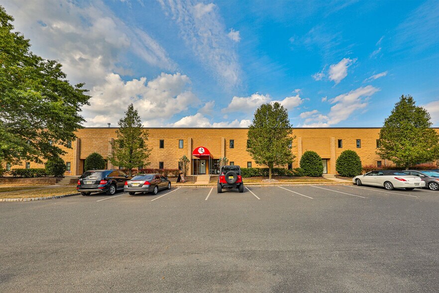 5 Ilene Ct, Hillsborough, NJ à louer - Photo de l’immeuble – Image 3 sur 15