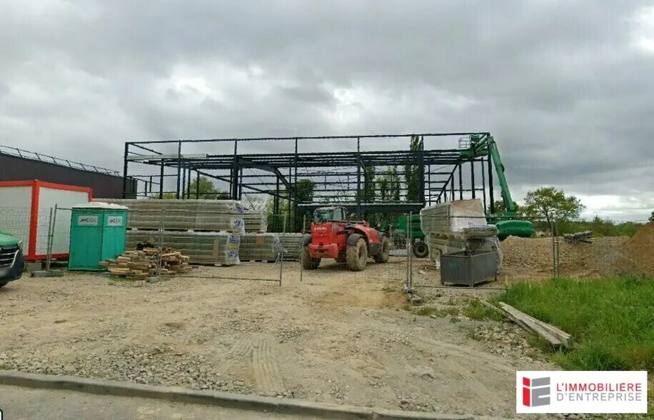 Local d’activités dans Betton à louer - Photo de l’immeuble – Image 1 sur 3