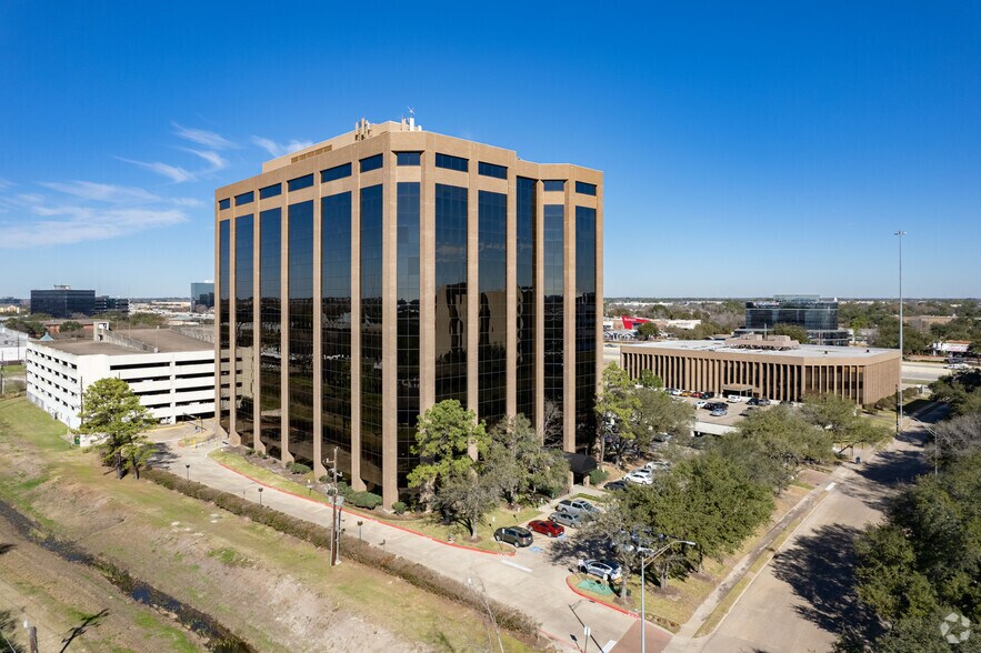 13105 Northwest Fwy, Houston, TX à louer - Photo de l’immeuble – Image 1 sur 18