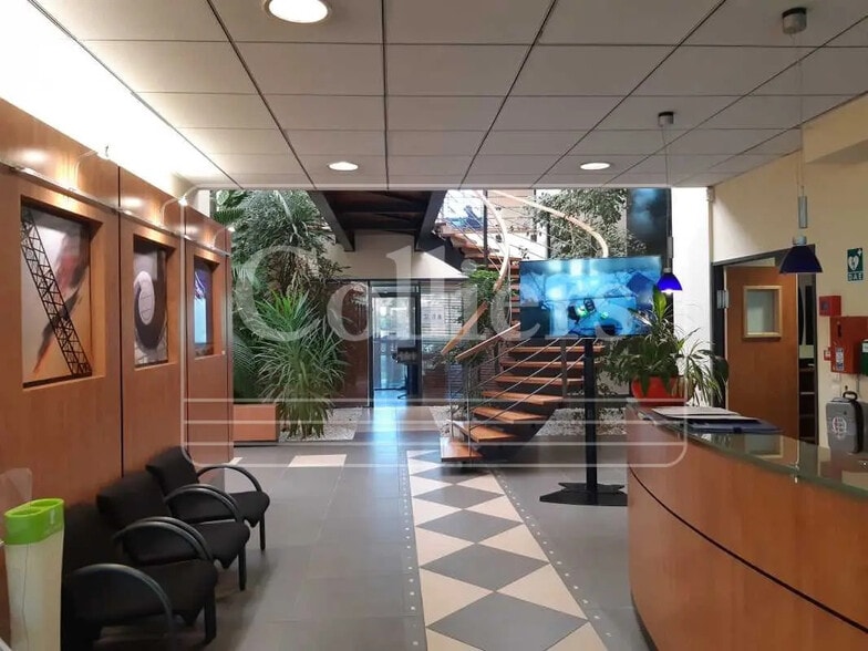 980 Avenue Ampère, Aix-en-Provence à vendre - Photo de l’immeuble – Image 2 sur 15