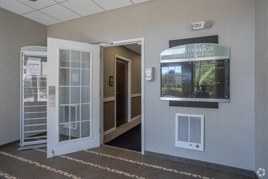 17747 Chillicothe Rd, Chagrin Falls, OH à louer - Photo de l’immeuble – Image 2 sur 9