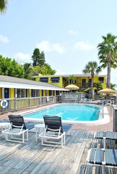 401 E Shore Dr, Clearwater, FL à vendre - Photo de l’immeuble – Image 3 sur 19