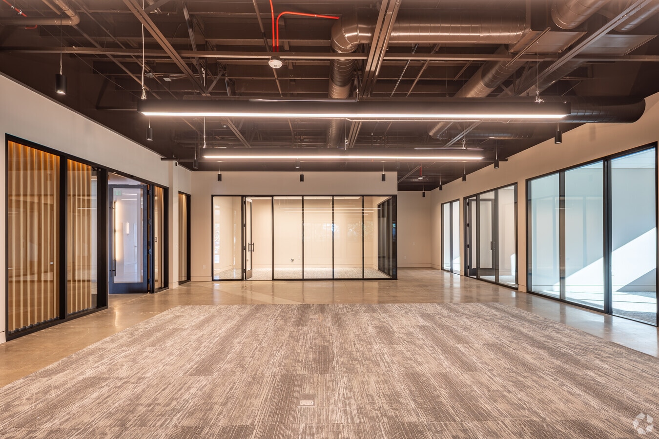 200 E Baker St, Costa Mesa, CA 92626 - Lot 102 -  - Photo intérieure - Image 1 of 3