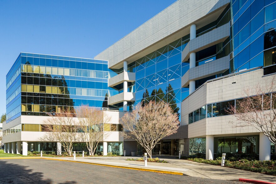 2450 Venture Oaks Way, Sacramento, CA à louer - Photo de l’immeuble – Image 2 sur 9