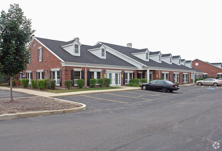 33 W Higgins Rd, South Barrington, IL à vendre - Photo de l’immeuble – Image 2 sur 2
