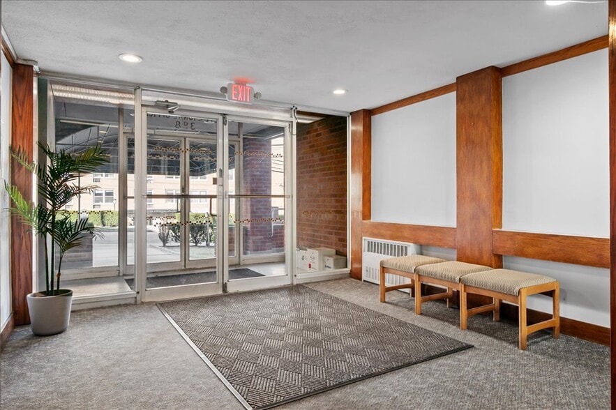 388 Westchester Ave, Port Chester, NY à vendre - Hall d’entrée – Image 2 sur 16