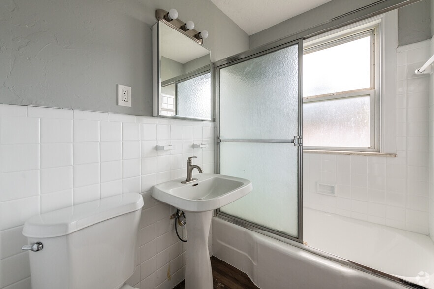 1832-1864 Forest Hills Blvd, Cleveland, OH à vendre - Photo intérieure – Image 3 sur 26