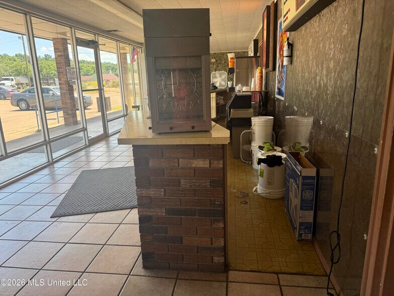 1405 Kmart Plaza Dr, Yazoo City, MS à vendre - Photo intérieure – Image 3 sur 17