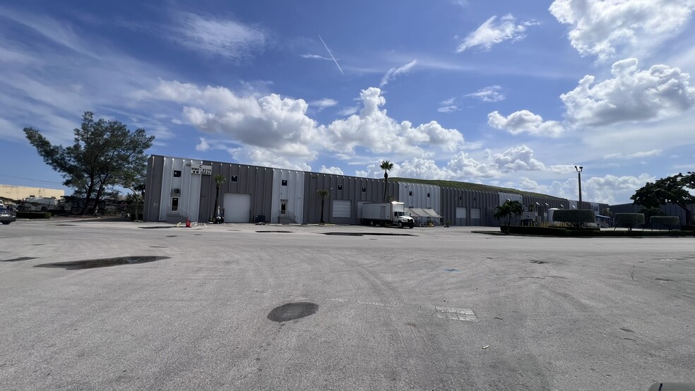 9300-9410 NW 100th St, Medley, FL à louer - Photo de l’immeuble – Image 1 sur 3