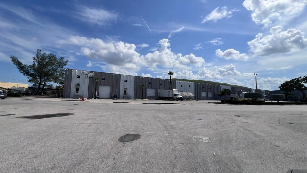 9300-9410 NW 100th St, Medley, FL à louer - Photo principale – Image 1 sur 4