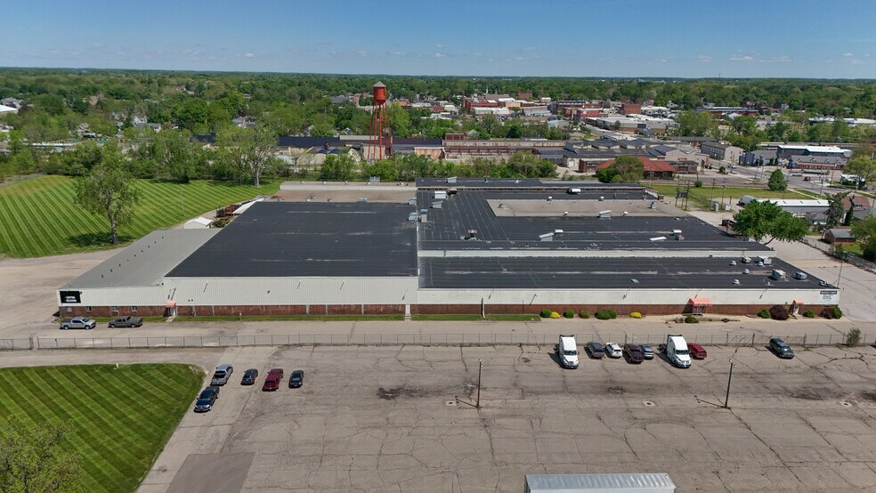 200 Universal Dr, Owosso, MI à louer - Photo de l’immeuble – Image 2 sur 4