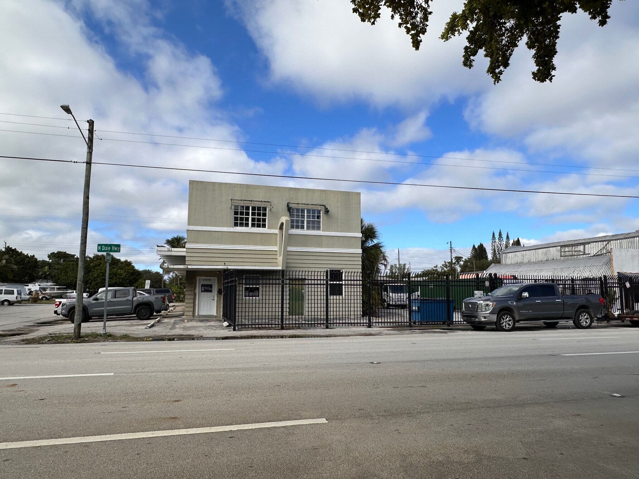 2000 N Dixie Hwy, Hollywood, FL à louer Photo de l’immeuble– Image 1 sur 23