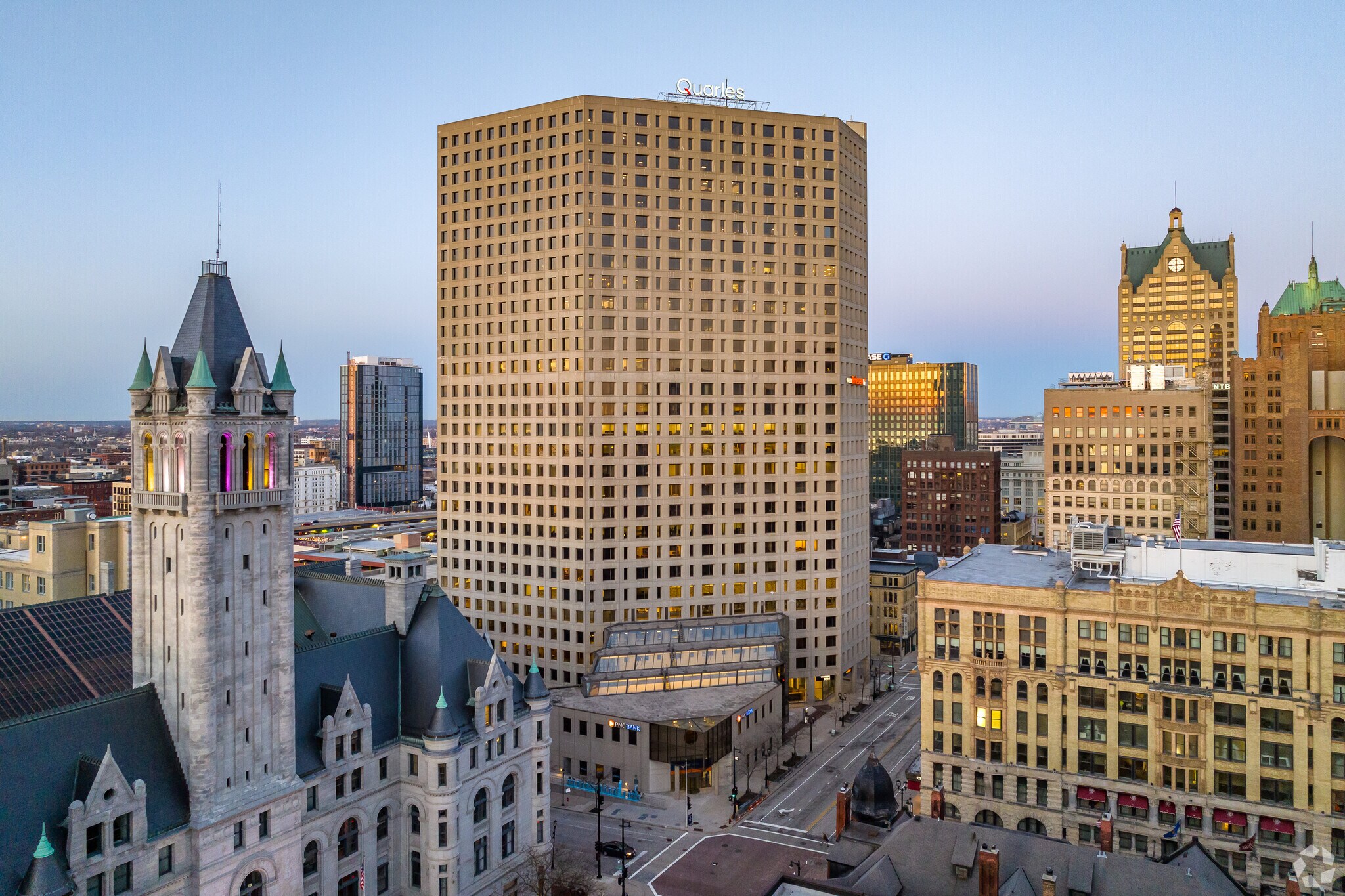 411 E Wisconsin Ave, Milwaukee, WI à louer Photo principale– Image 1 sur 13