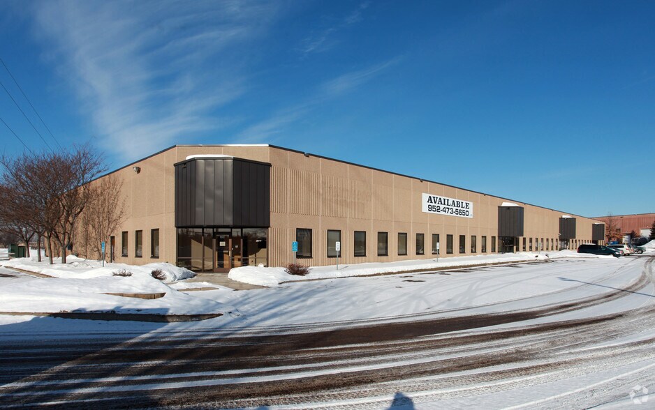 101-117 Osborne Rd NE, Fridley, MN à louer - Photo de l’immeuble – Image 3 sur 5