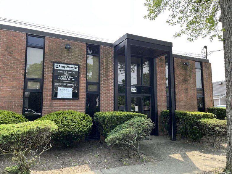44 Broadway, Greenlawn, NY à louer - Photo de l’immeuble – Image 1 sur 12