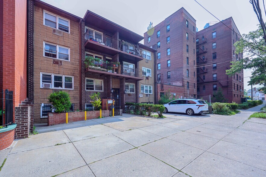 4137 Parsons Blvd, Flushing, NY à vendre - Photo de l’immeuble – Image 2 sur 11