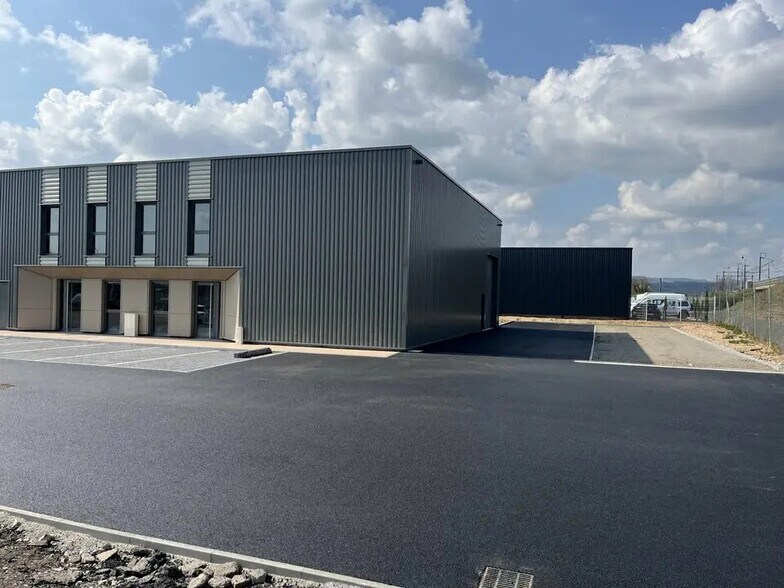 Local d’activités dans Varennes-lès-Mâcon à louer - Photo de l’immeuble – Image 3 sur 4