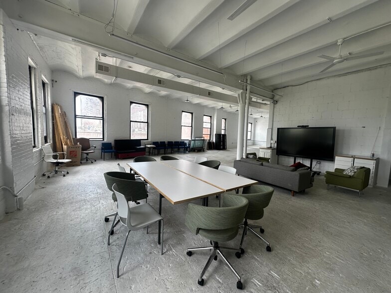240 Meserole St, Brooklyn, NY à louer - Photo de l’immeuble – Image 1 sur 6