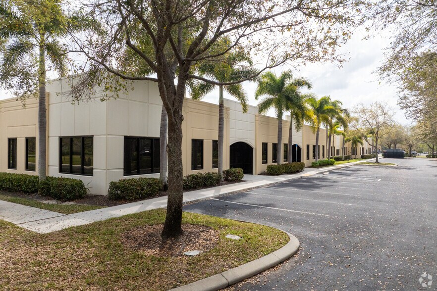 12550 Professional Park Dr, Fort Myers, FL à louer - Photo de l’immeuble – Image 2 sur 4