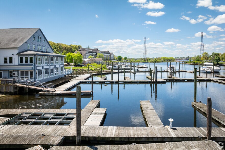 Waterfront Restaurant - East Providence portefeuille de 2 biens à vendre sur LoopNet.fr - Photo de l’immeuble – Image 3 sur 23