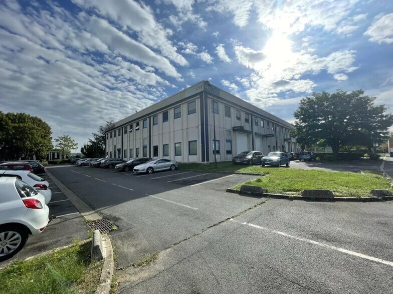 Local d’activités dans Villebon-sur-Yvette à louer - Photo de l’immeuble – Image 2 sur 3