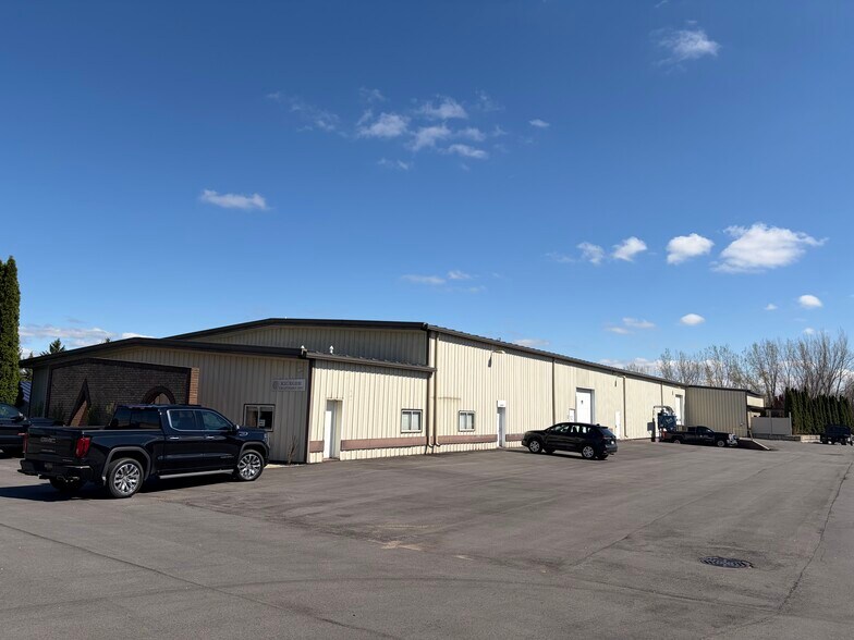 2758 3 Mile Rd, Grand Rapids, MI à louer - Photo de l’immeuble – Image 2 sur 9