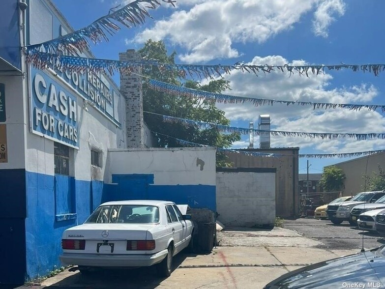 708 Burnside Ave, Hempstead, NY à vendre - Photo de l’immeuble – Image 2 sur 6