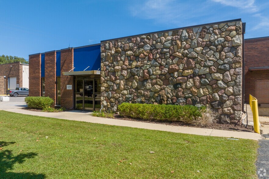 8400 Ronda Dr, Canton, MI à louer - Photo de l’immeuble – Image 2 sur 6