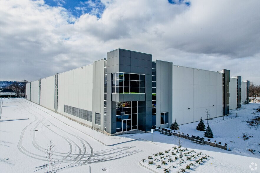 16 Studebaker Pl, Hamilton, ON à vendre - Photo de l’immeuble – Image 1 sur 5