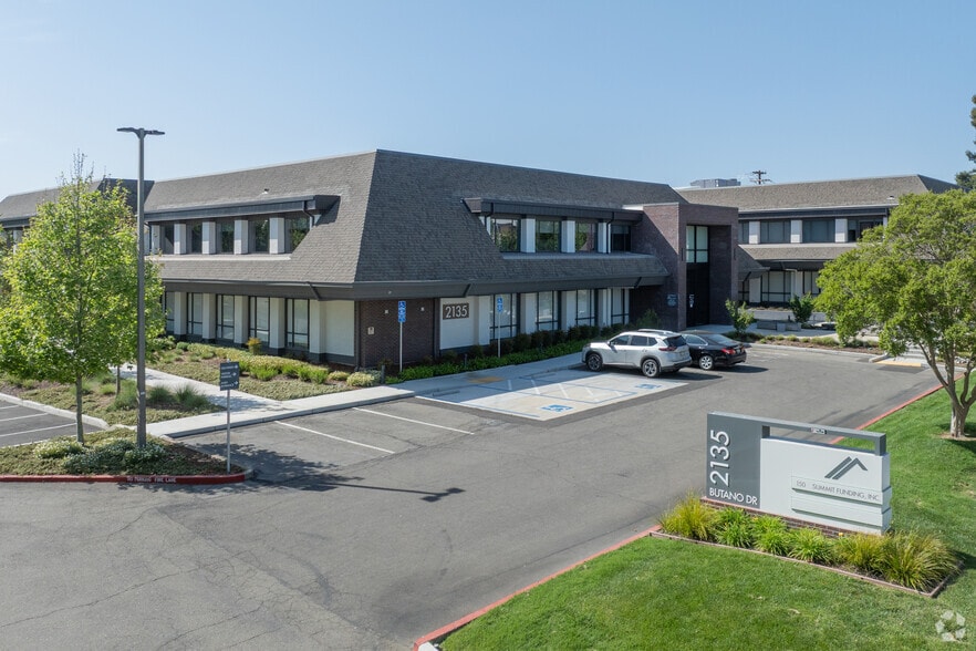 2135 Butano Dr, Sacramento, CA à louer - Photo de l’immeuble – Image 2 sur 8