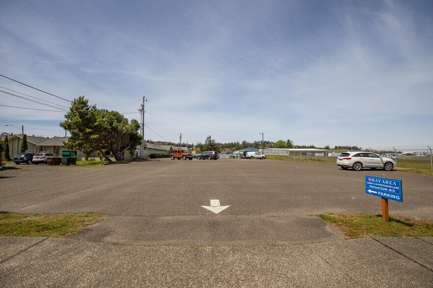 1860 Virginia Ave, North Bend, OR à louer - Photo de l’immeuble – Image 3 sur 16