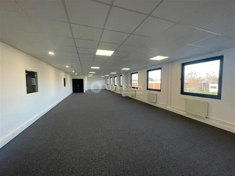 Bureau dans Lisses à louer - Photo de l’immeuble – Image 2 sur 3