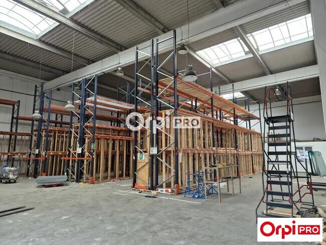 Plus de détails pour Local d'activités à louer