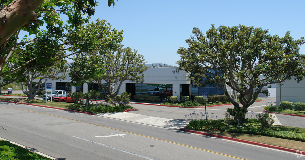 1175 Park Center Dr, Vista, CA à louer - Photo de l’immeuble – Image 3 sur 7