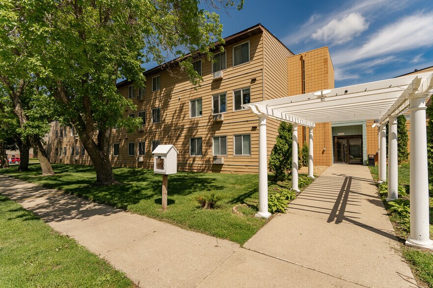 1903 17th St SE, Rochester, MN à vendre - Photo de l’immeuble – Image 2 sur 14