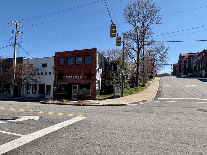 98 N Lexington Ave, Asheville, NC à louer - Photo de l’immeuble – Image 1 sur 21