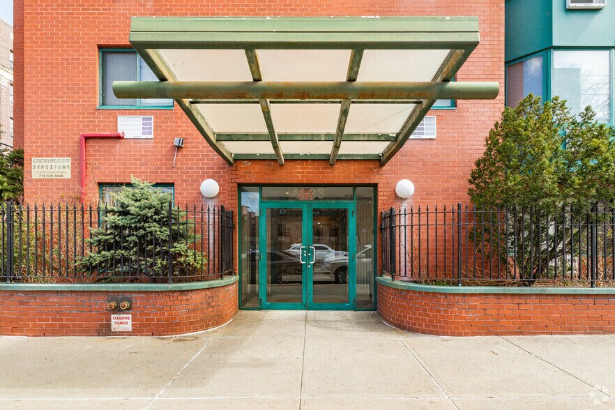 4133 Parsons Blvd, Flushing, NY à vendre - Photo de l’immeuble – Image 2 sur 6