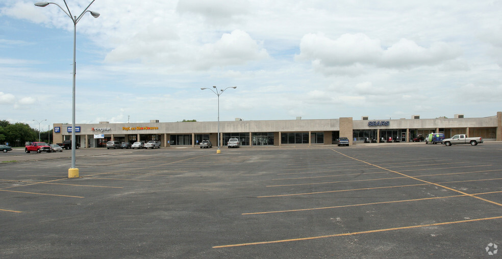 2003 N Saint Marys St, Beeville, TX à louer - Photo de l’immeuble – Image 3 sur 4