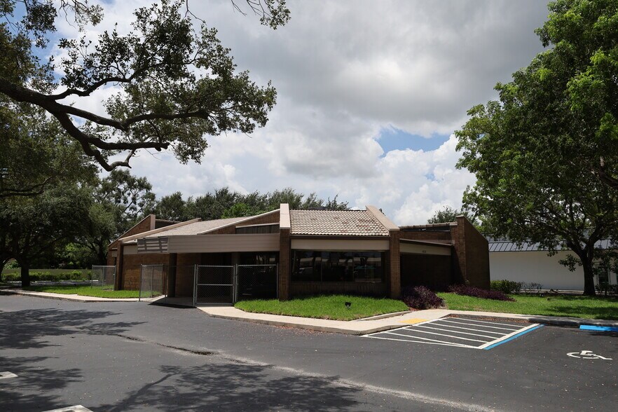 4820 Okeechobee Blvd, West Palm Beach, FL à louer - Photo de l’immeuble – Image 1 sur 15