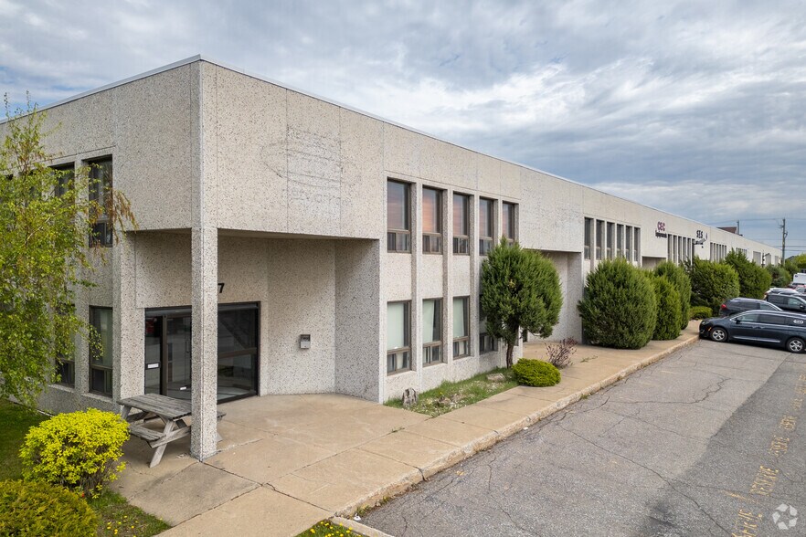 2367 Rue Guénette, Saint-Laurent, QC à vendre - Photo de l’immeuble – Image 3 sur 10