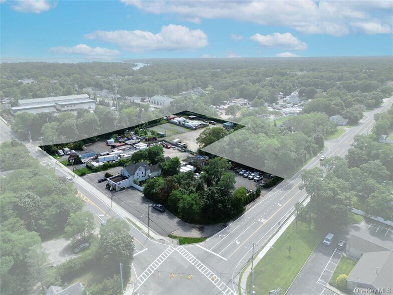 96-122 Railroad Ave, Center Moriches, NY à vendre - Photo de l’immeuble – Image 3 sur 9