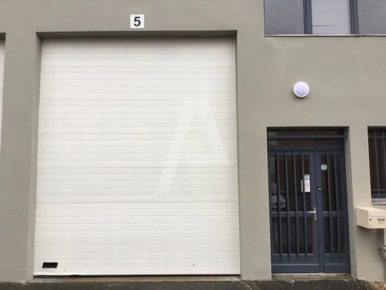 Local d’activités dans Émerainville à louer - Photo de l’immeuble – Image 3 sur 5