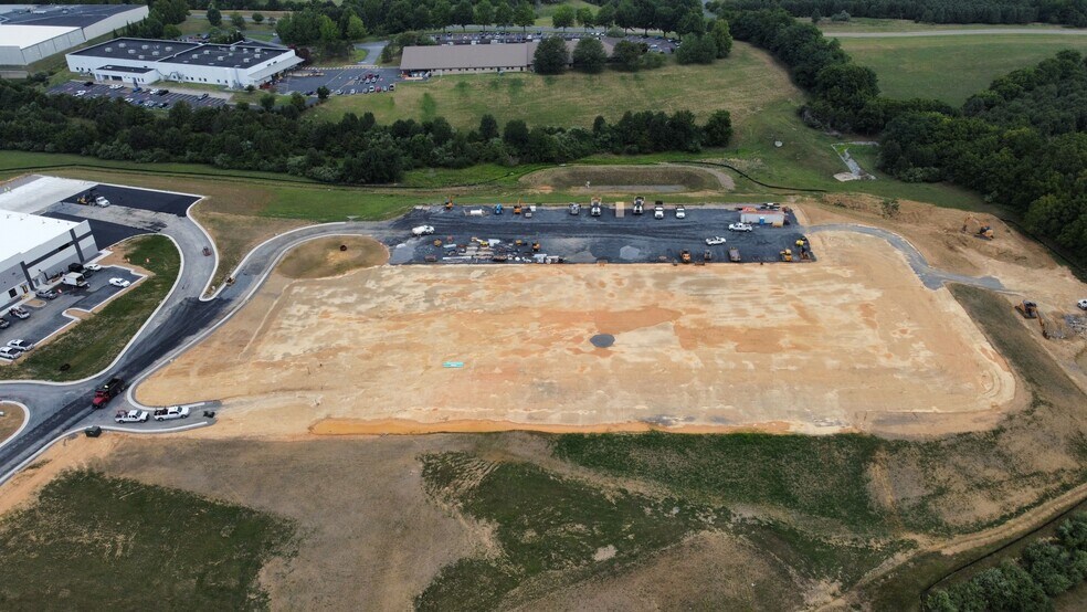 108 Industry Way, Staunton, VA à vendre - Photo de l’immeuble – Image 2 sur 4