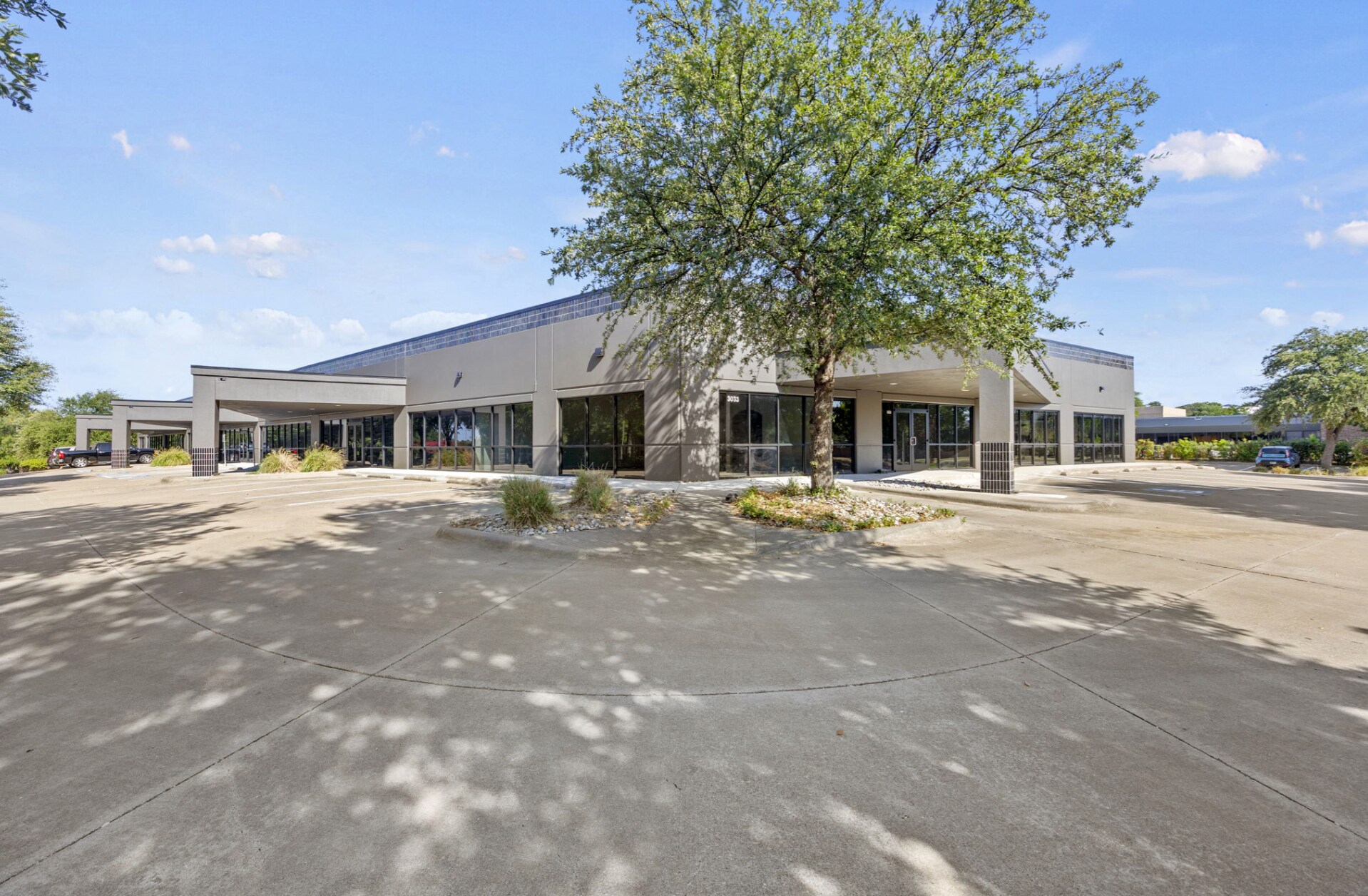 3033 W Royal Ln, Irving, TX à vendre Photo de l’immeuble– Image 1 sur 19